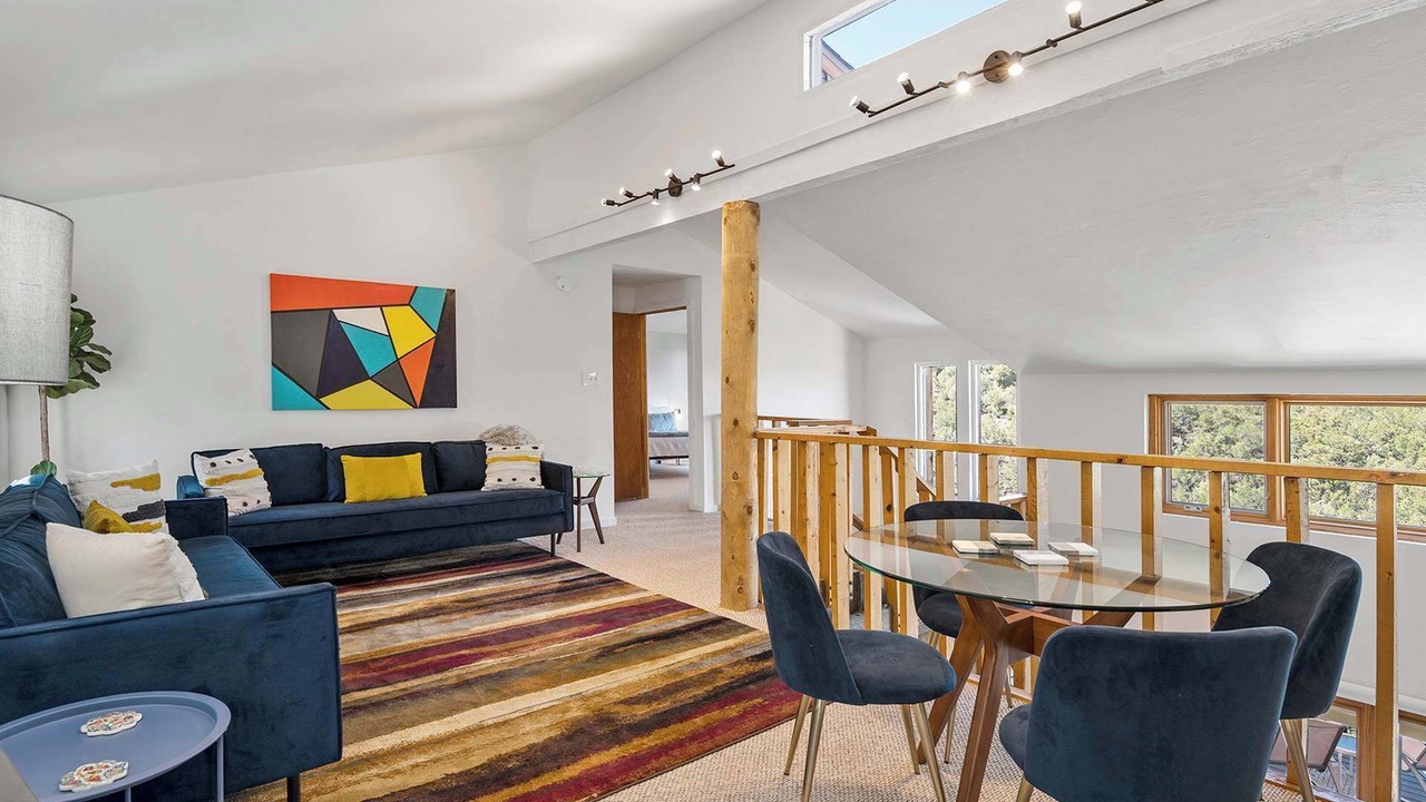 Photo of Livingroom in North Hills