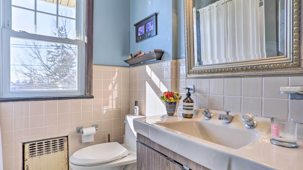 Photo of Bathroom in Teaneck
