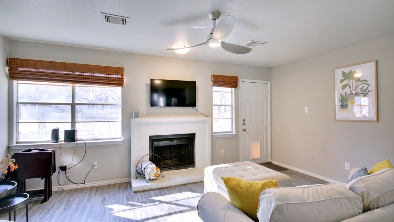 Photo of Livingroom in Pleasant Valley