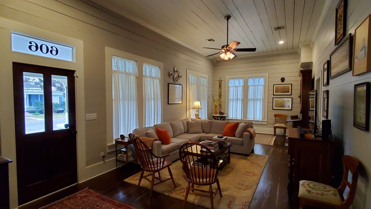 Photo of Livingroom in La Grange