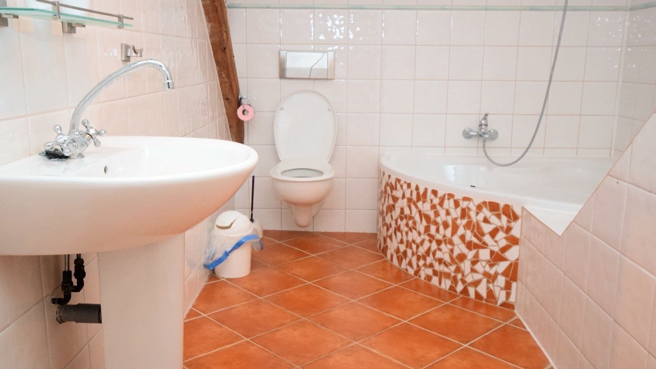 Photo of Bathroom in Tour-de-Faure