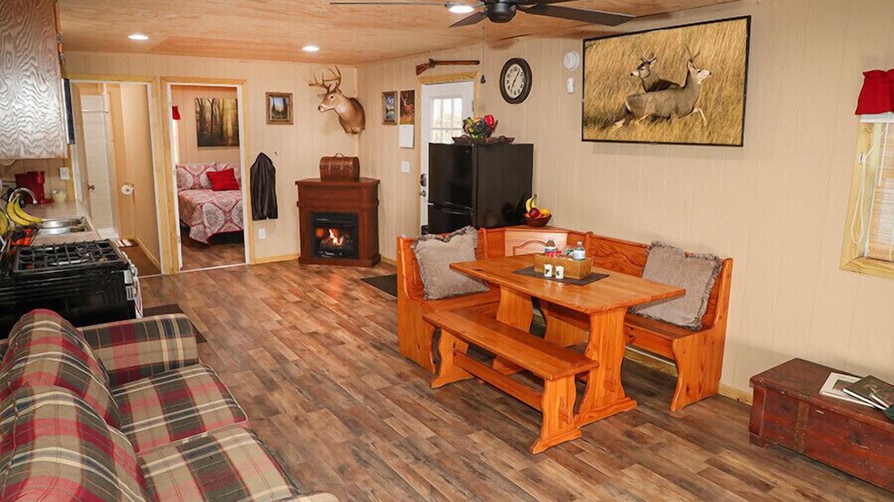 Photo of Livingroom in Commerce