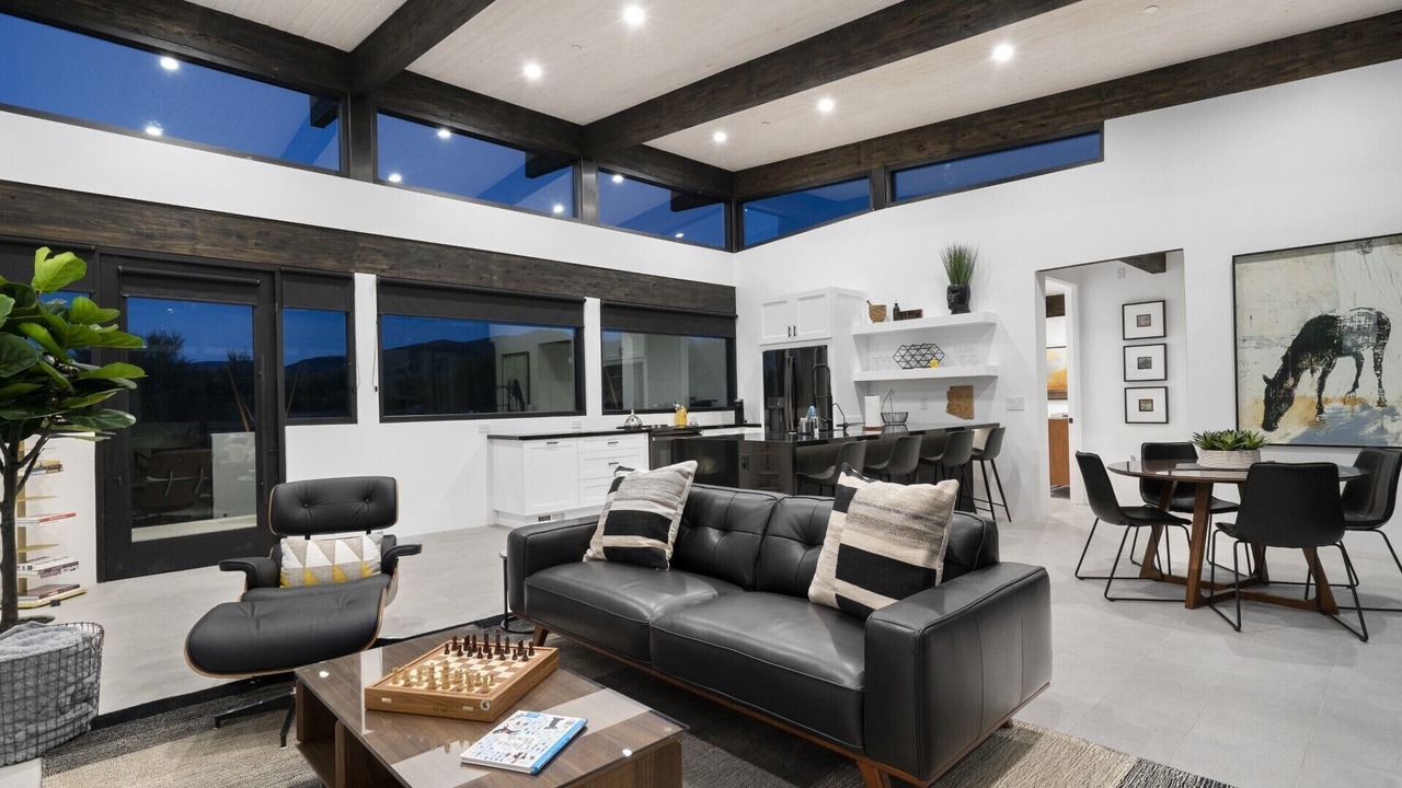 Photo of Livingroom in Leigh Estates