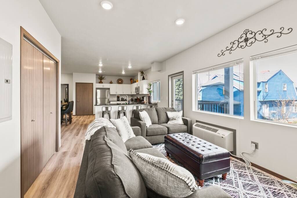 Photo of Livingroom in South Perry District