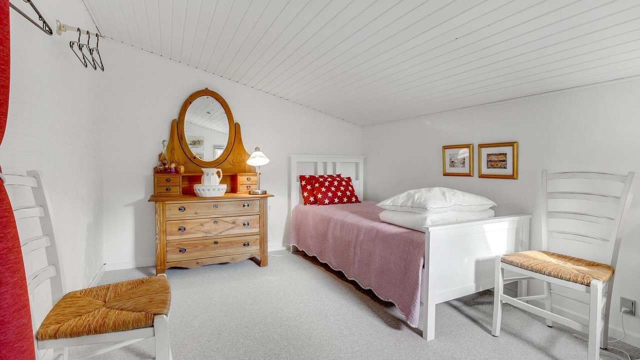 Photo of Others in Hou