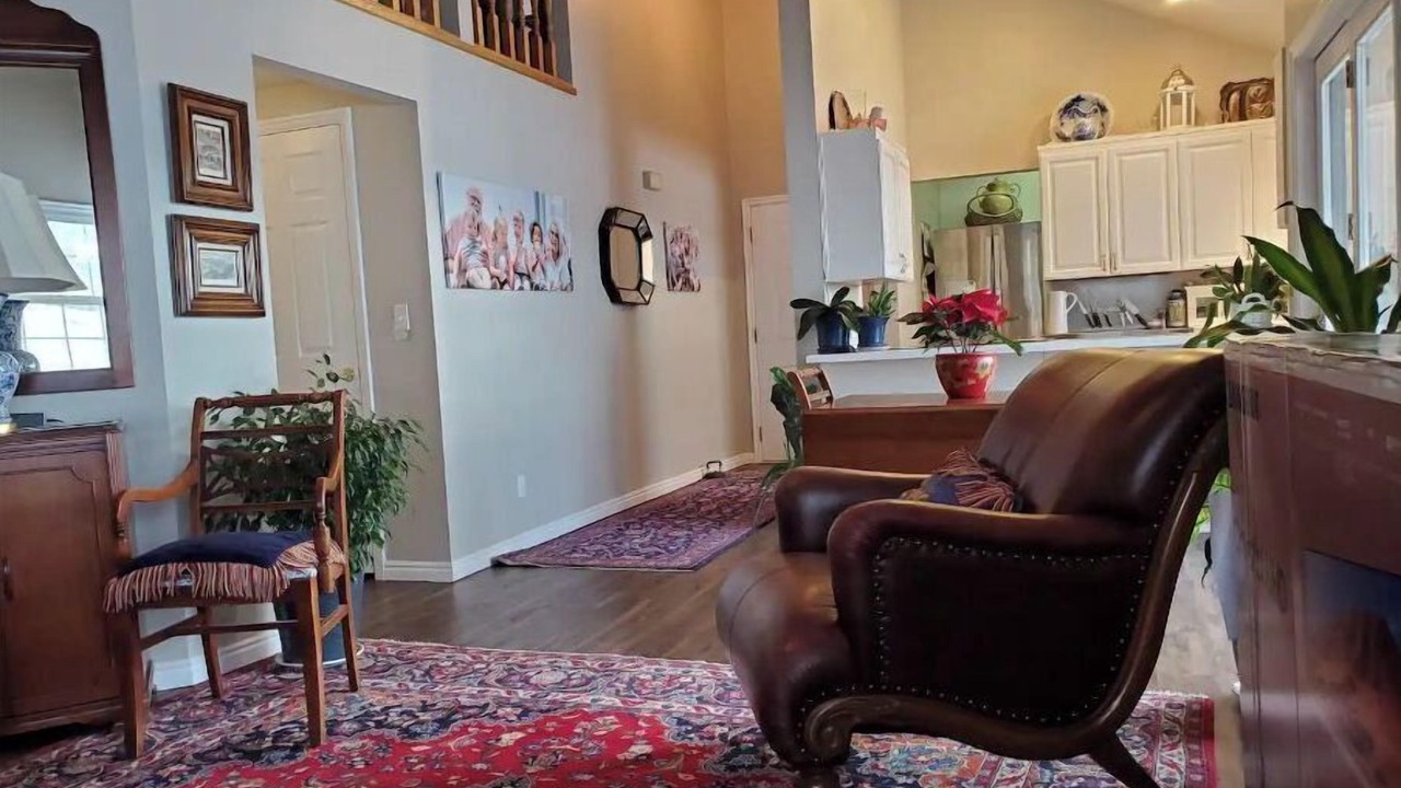 Photo of Livingroom in Midway