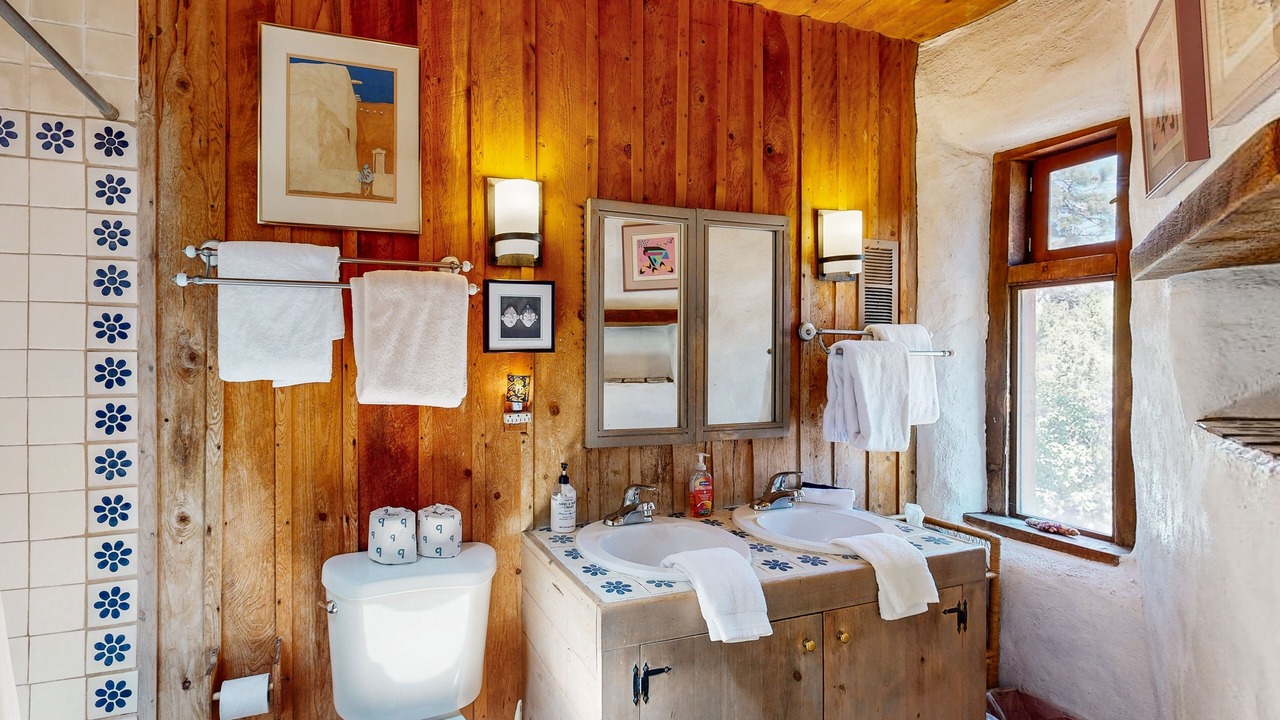 Photo of Bathroom in Canoncito
