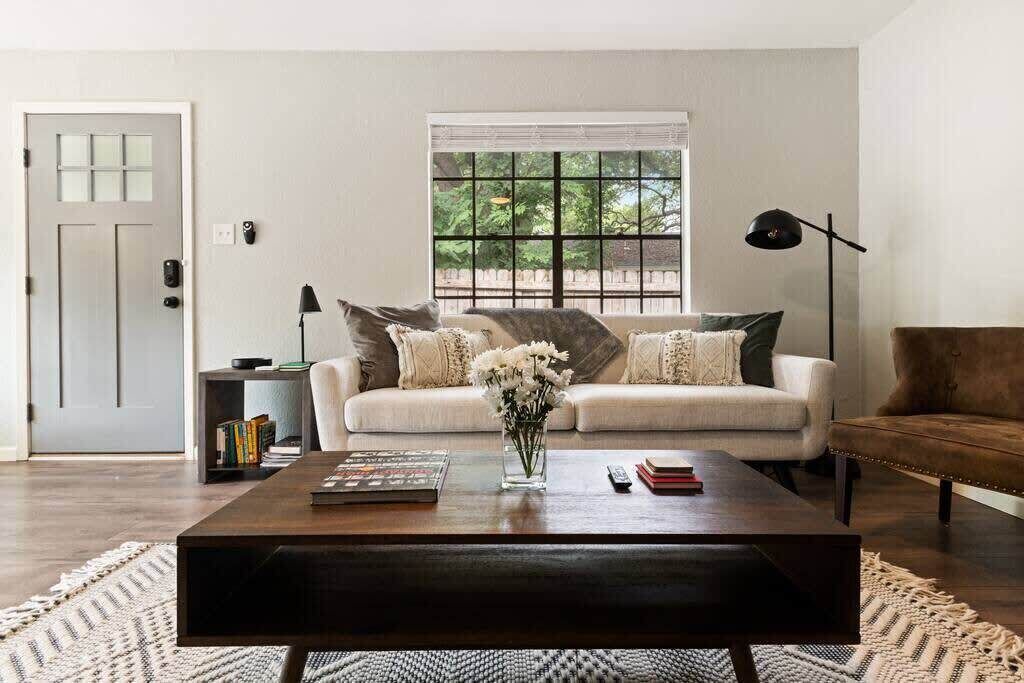 Photo of Livingroom in South Manchaca