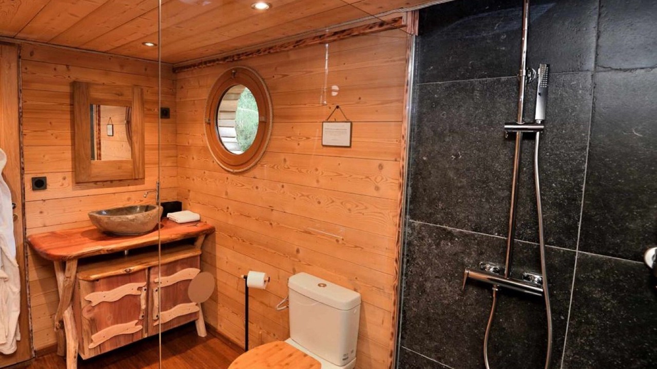 Photo of Bathroom in La Tour-dʼAuvergne