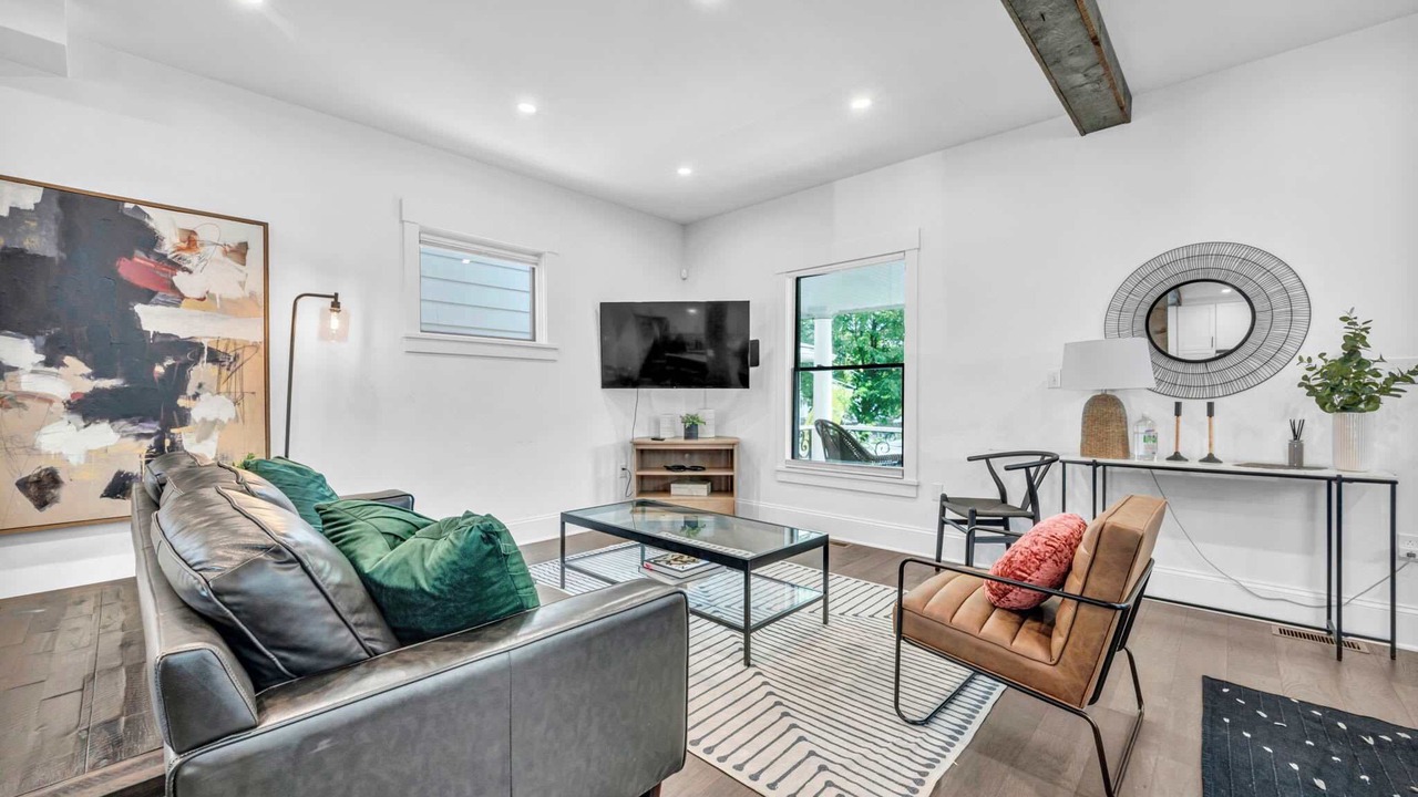 Photo of Livingroom in Detroit - Shoreway
