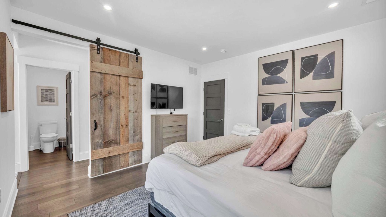 Photo of Bedroom in Detroit - Shoreway