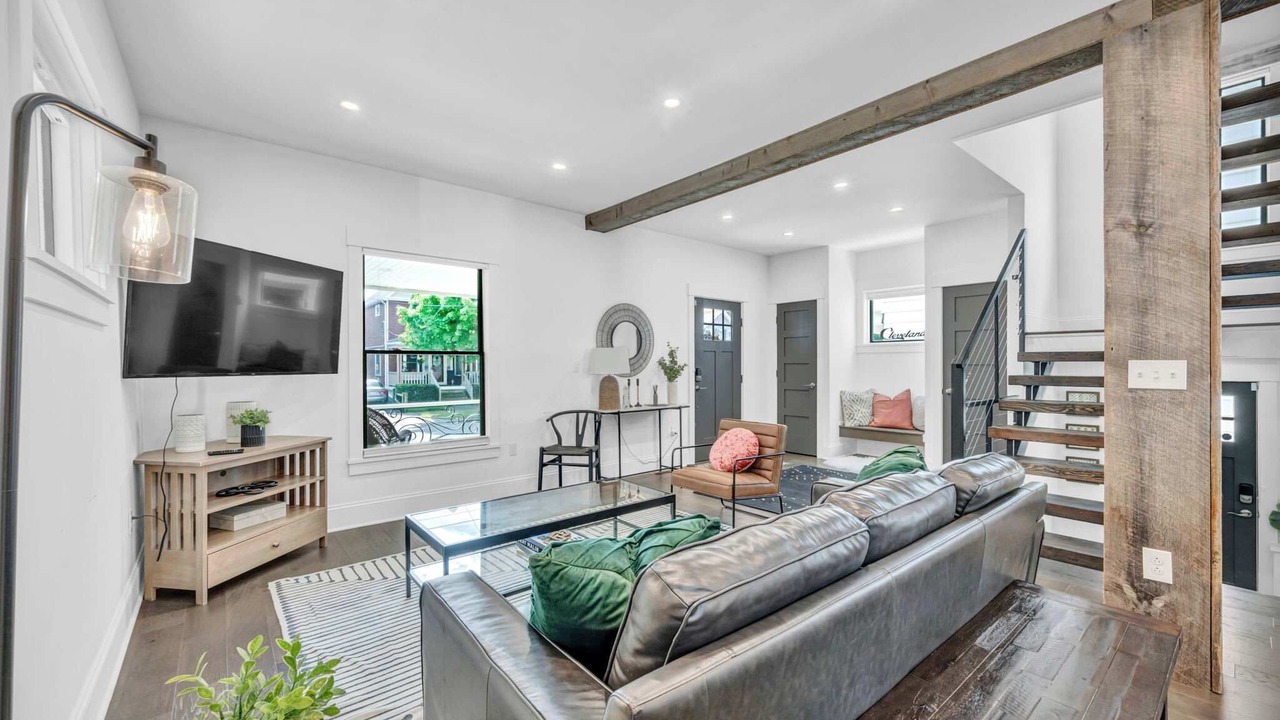Photo of Livingroom in Detroit - Shoreway