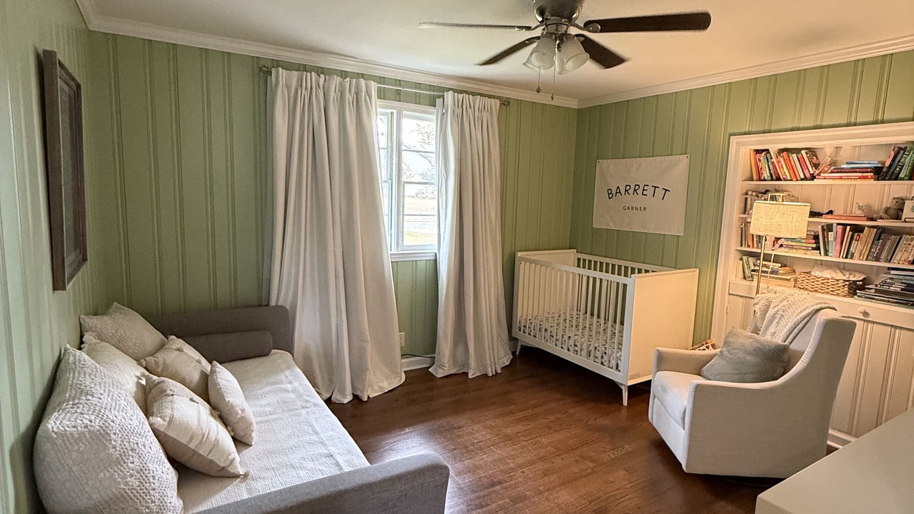 Photo of Livingroom in Forest Hills