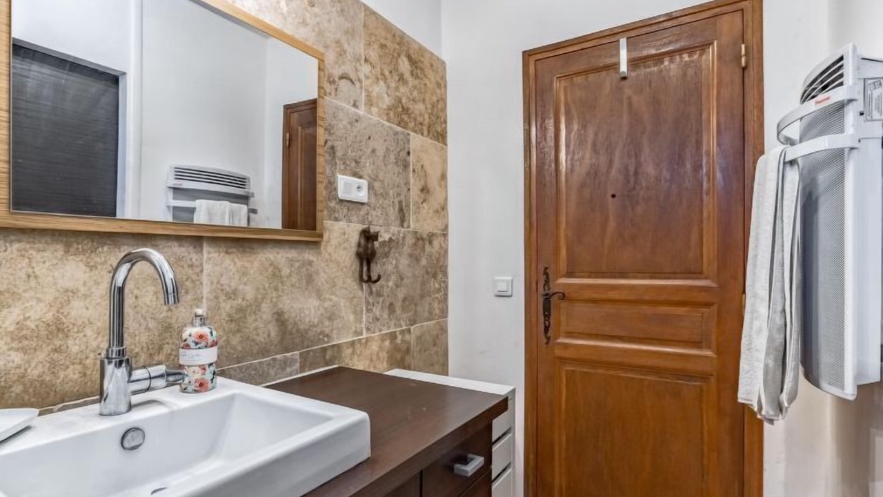 Photo of Bathroom in Rustrel