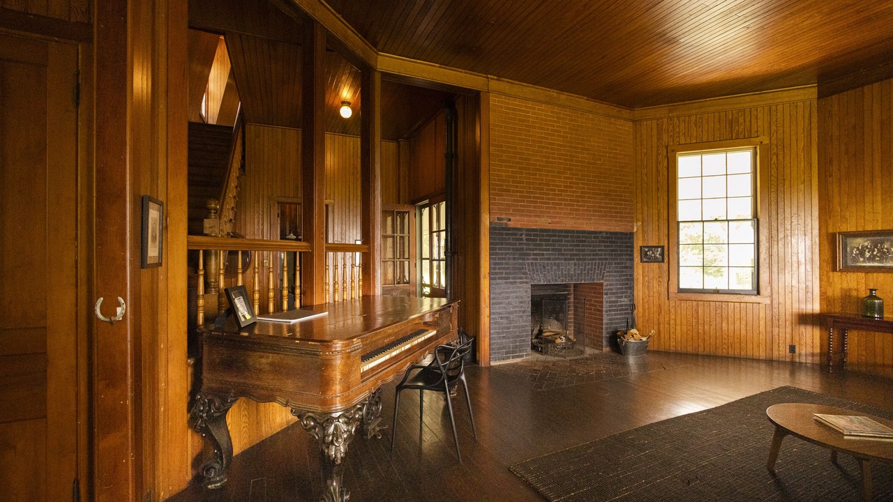 Photo of Livingroom in Town of Sharon