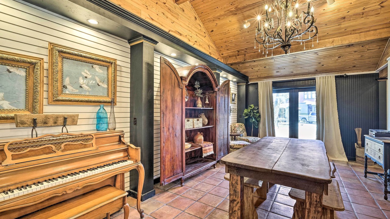Photo of Bedroom in Eureka Springs Historic District