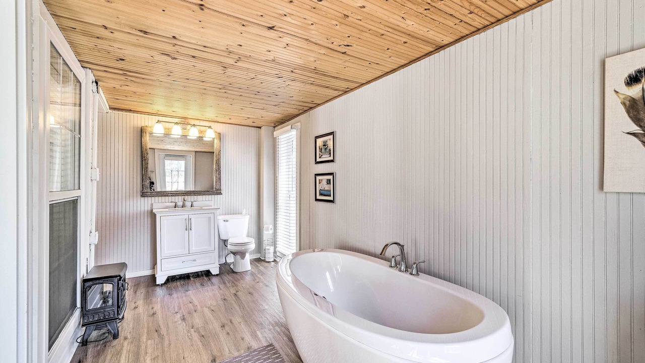 Photo of Bathroom in Eureka Springs Historic District