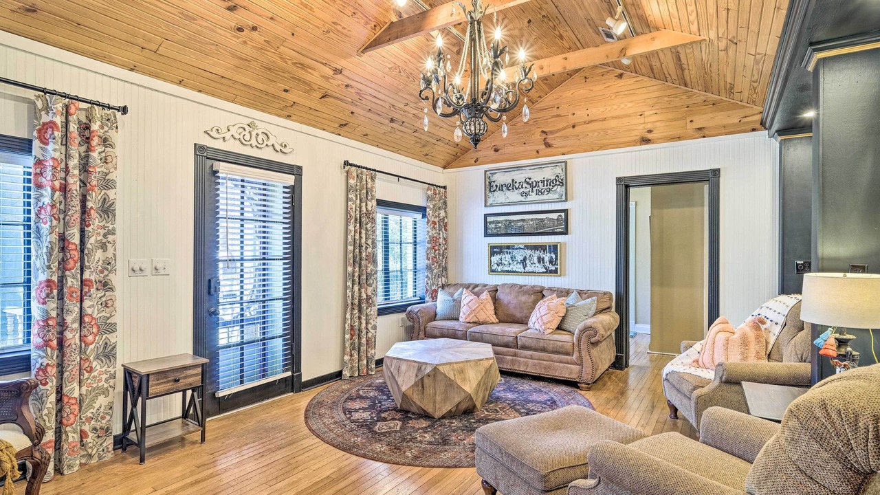 Photo of Bedroom in Eureka Springs Historic District