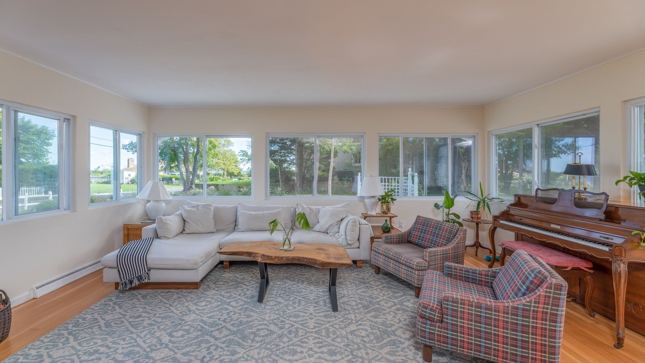 Photo of Livingroom in Southold