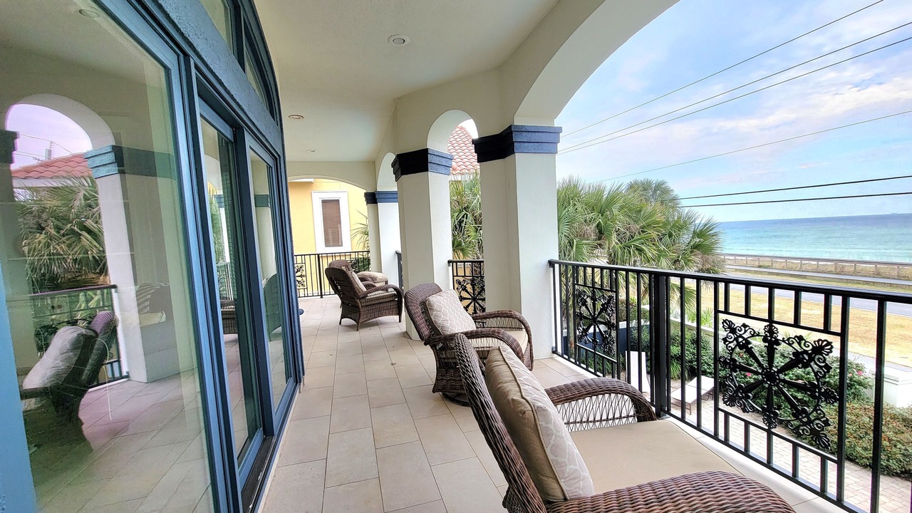 Photo of Patio Balcony in Avalon Beach Estates