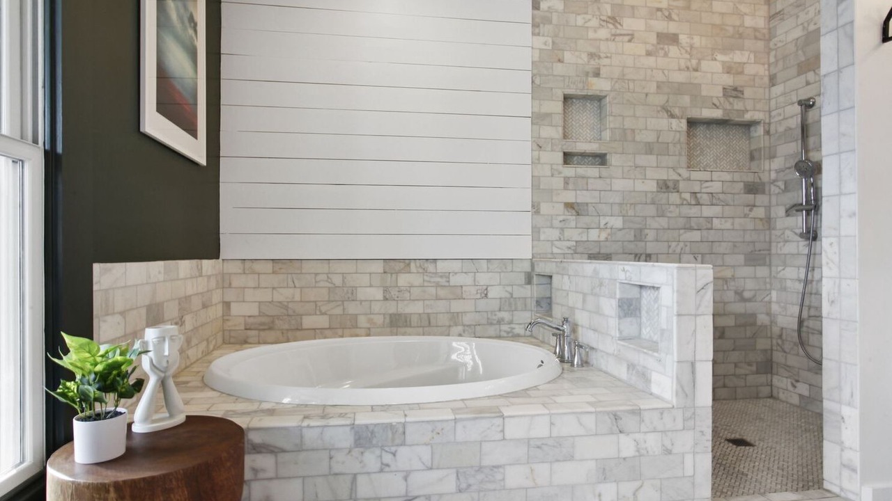 Photo of Bathroom in Thunderbolt