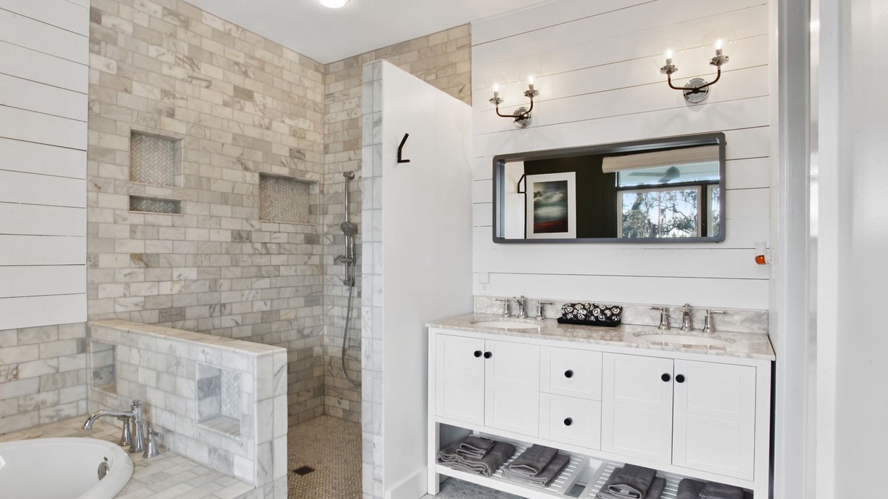 Photo of Bathroom in Thunderbolt