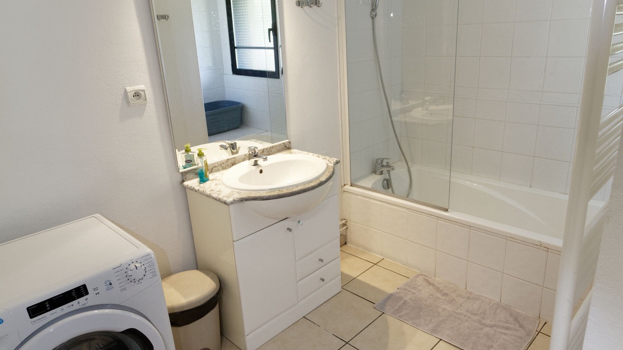 Photo of Bathroom in Messanges