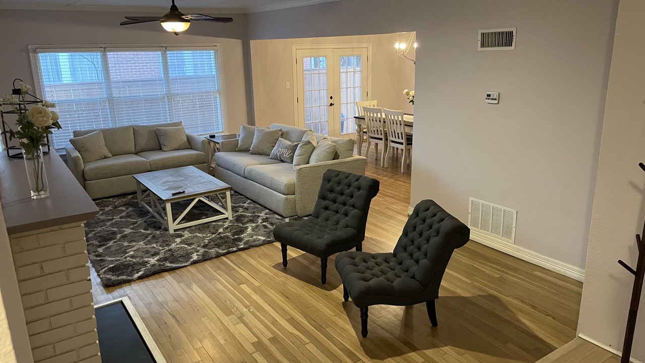 Photo of Livingroom in Sayles Blvd. Area