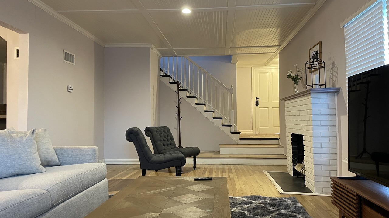 Photo of Livingroom in Sayles Blvd. Area