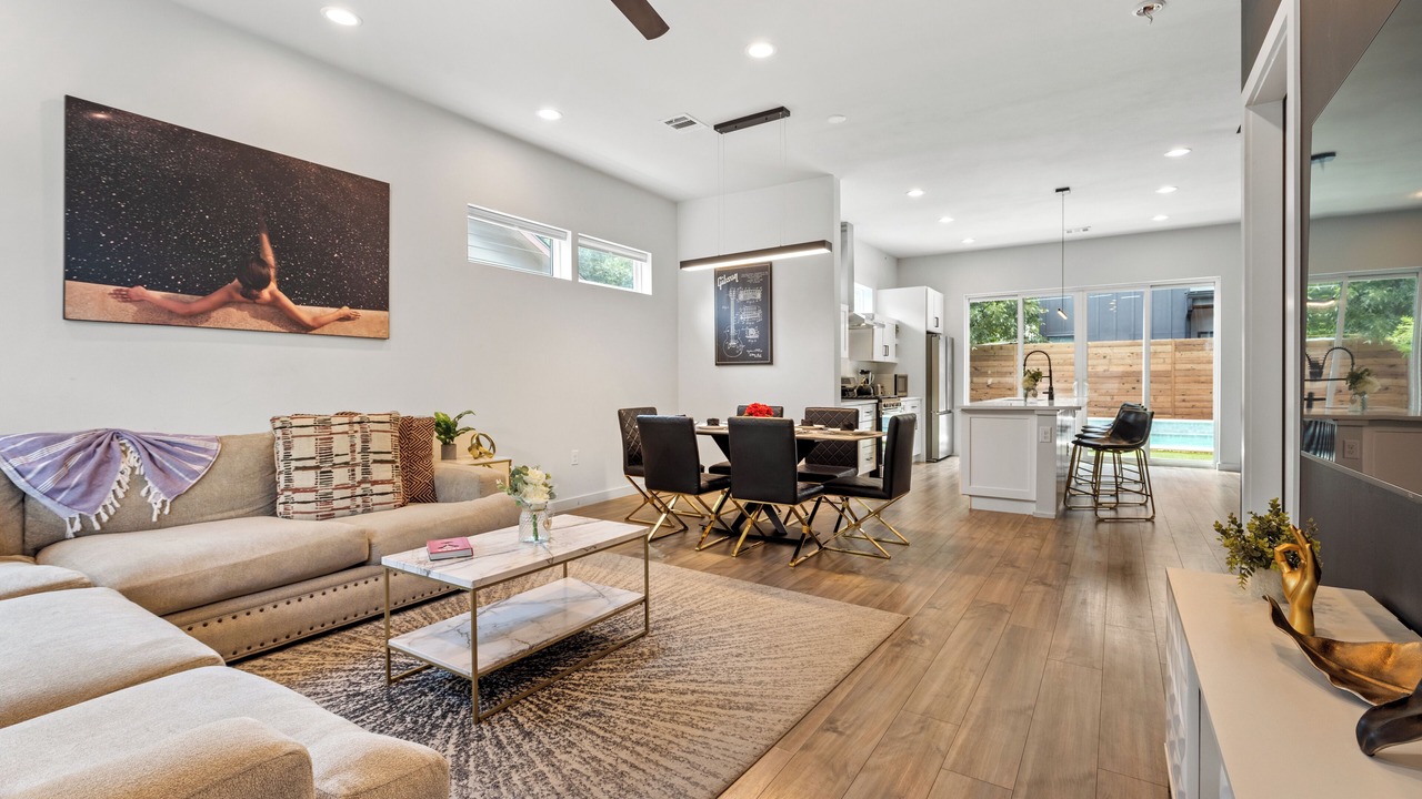 Photo of Livingroom in East Cesar Chavez