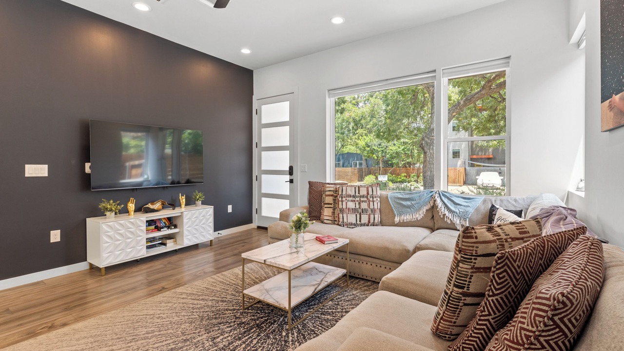 Photo of Livingroom in East Cesar Chavez