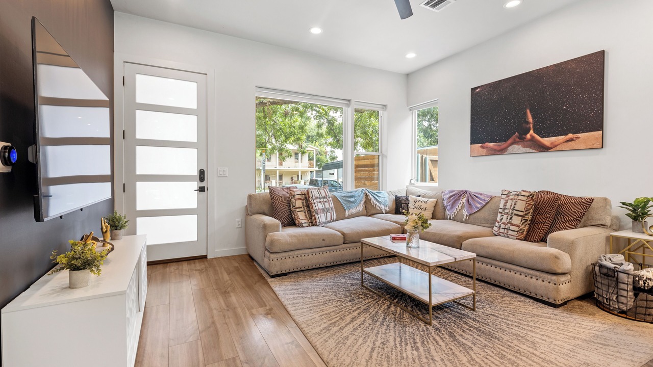 Photo of Livingroom in East Cesar Chavez
