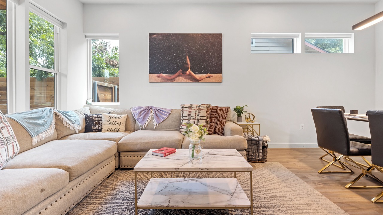 Photo of Livingroom in East Cesar Chavez