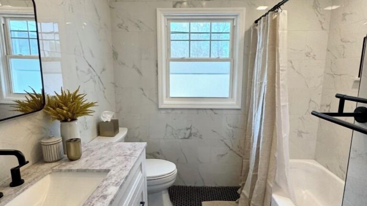 Photo of Bathroom in Swan Lake