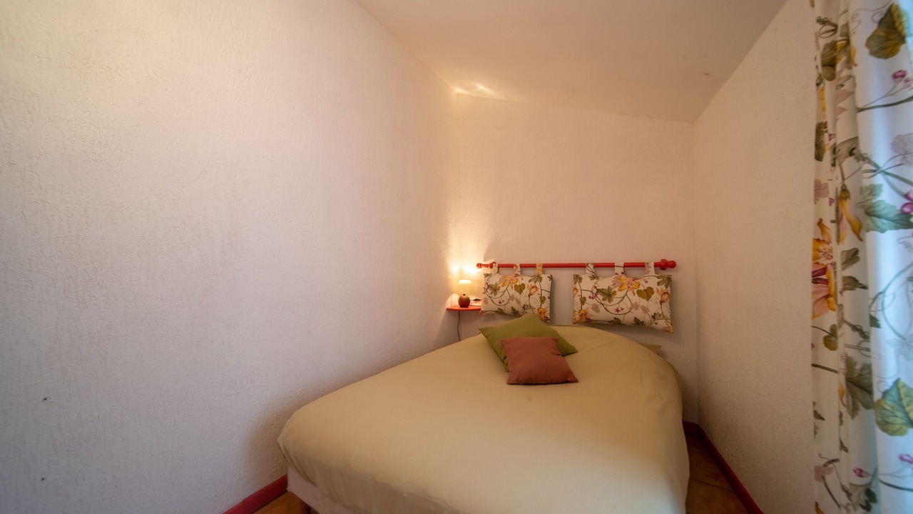 Photo of Bedroom in Saint-Julien-d'Arpaon