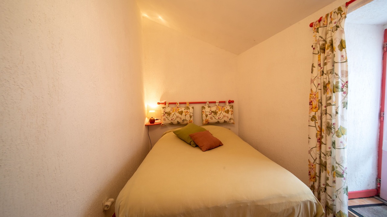Photo of Bedroom in Saint-Julien-d'Arpaon
