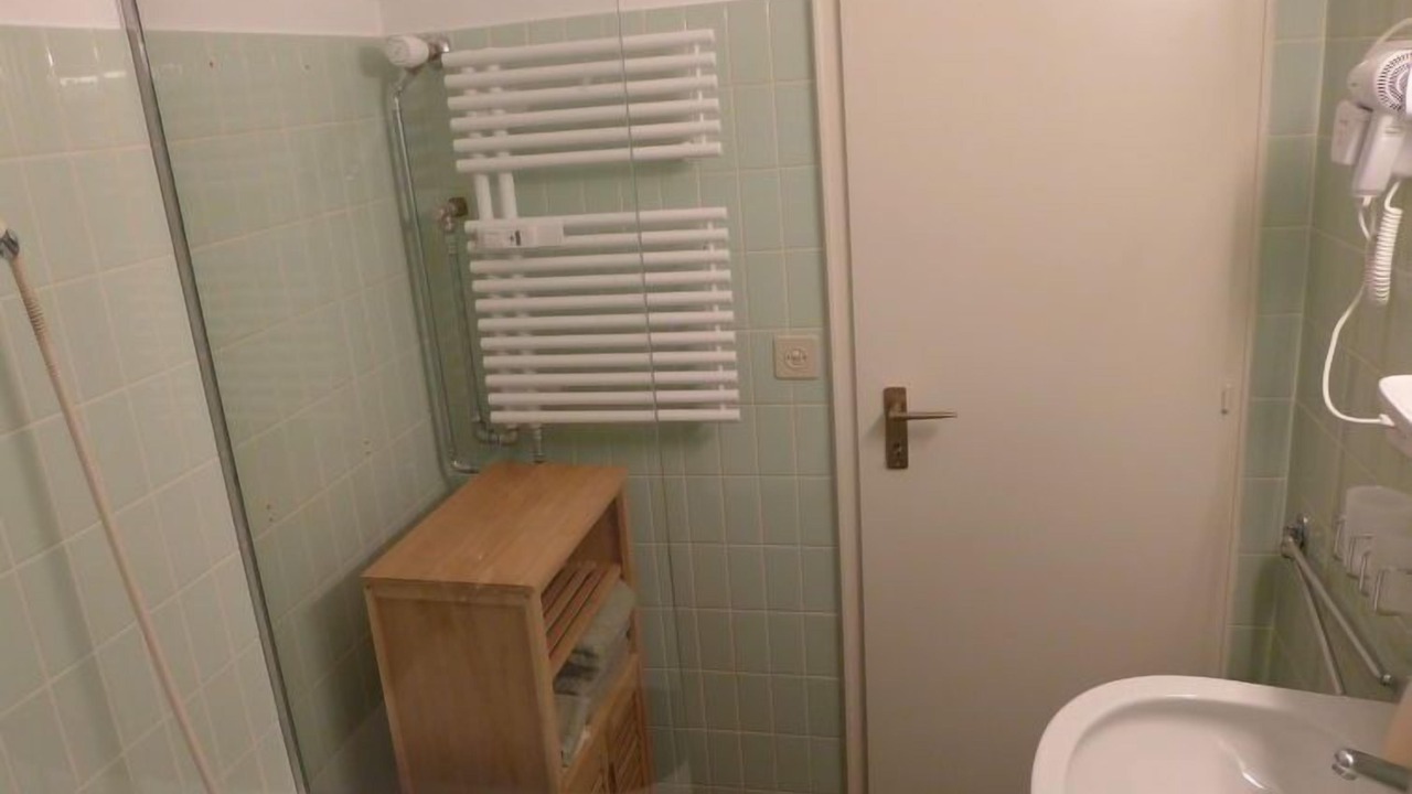Photo of Bathroom in Lens