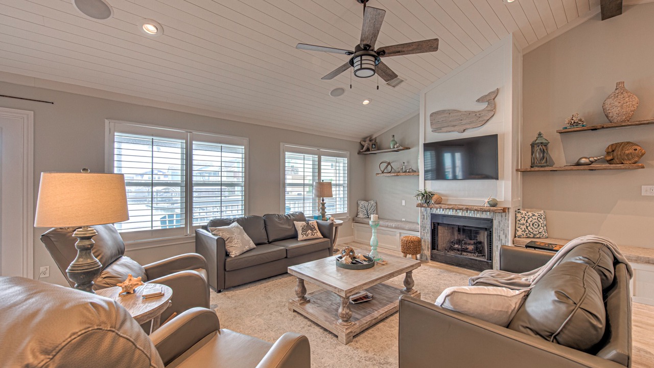 Photo of Livingroom in City-by-the Sea