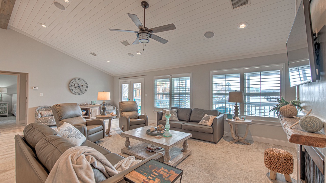 Photo of Livingroom in City-by-the Sea