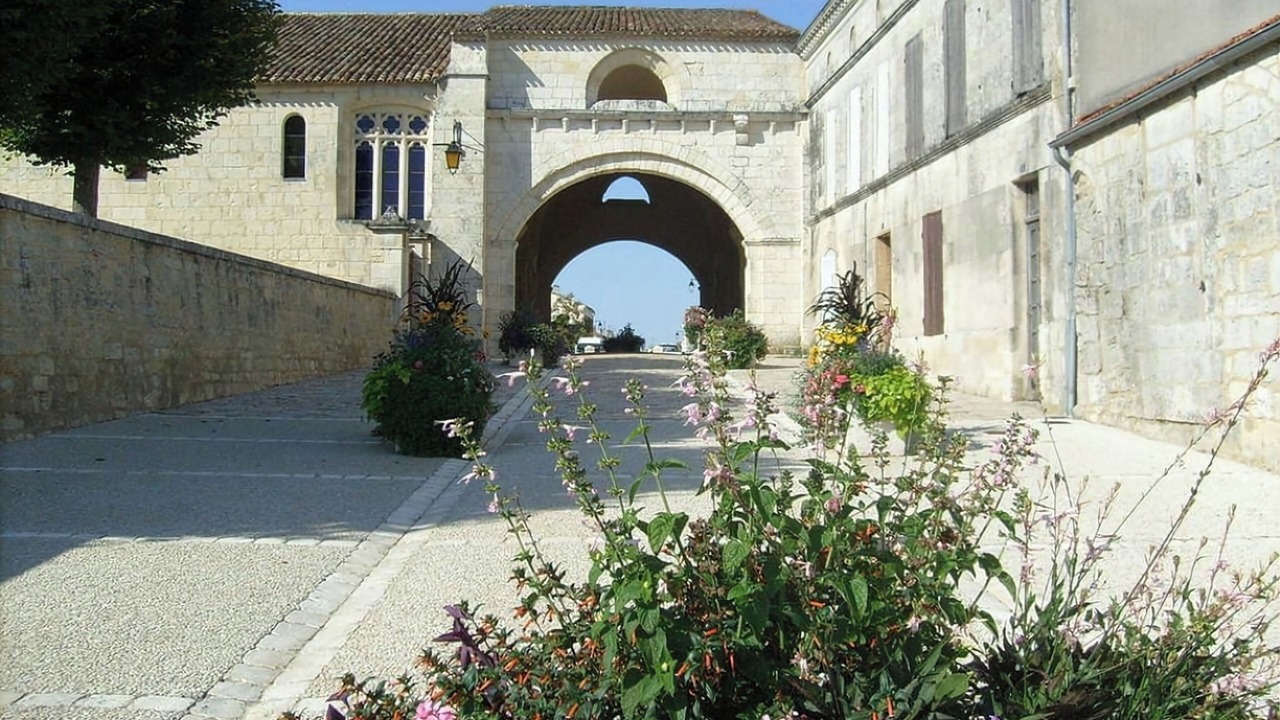 Photo of Others in Pons