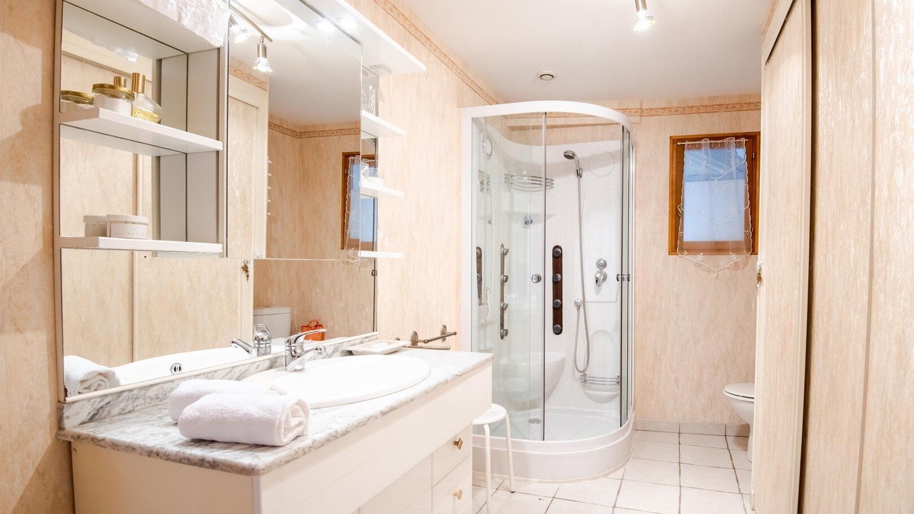 Photo of Bathroom in La Croix-en-Touraine