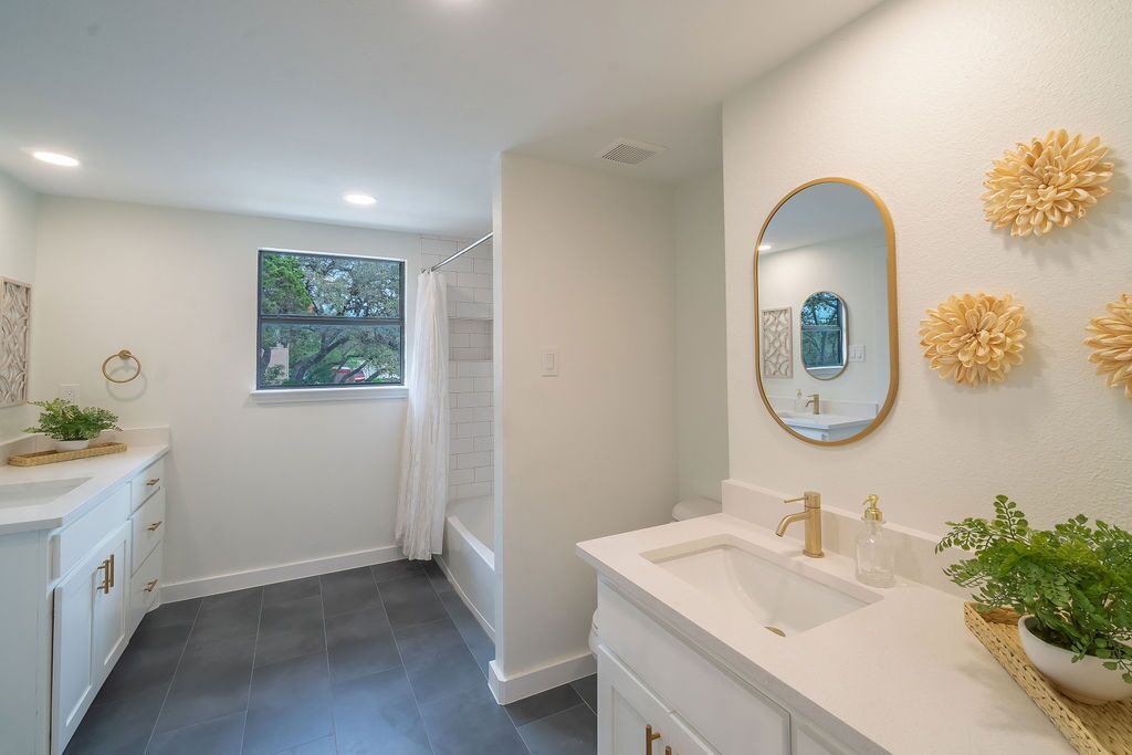 Photo of Bathroom in Lakehills