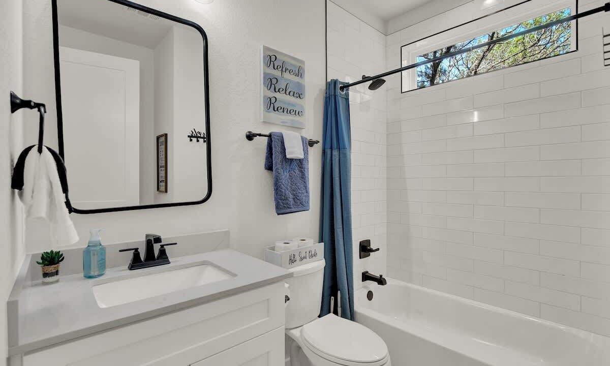 Photo of Bathroom in Point Venture