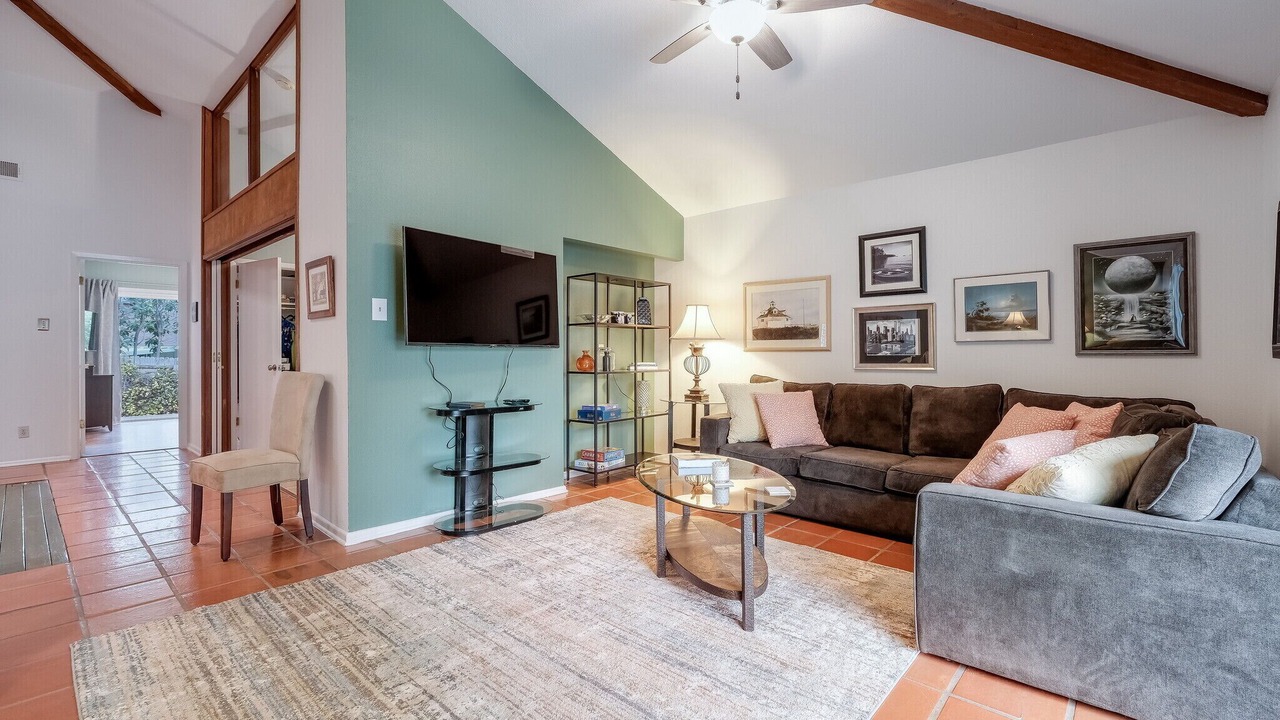Photo of Livingroom in Oak Park - Northwood