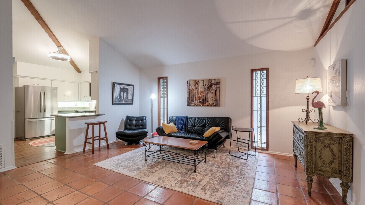 Photo of Livingroom in Oak Park - Northwood