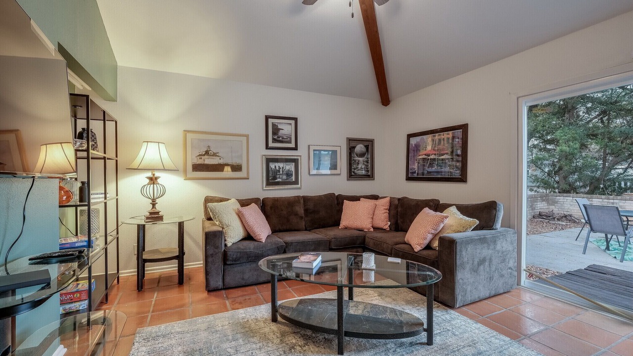 Photo of Livingroom in Oak Park - Northwood