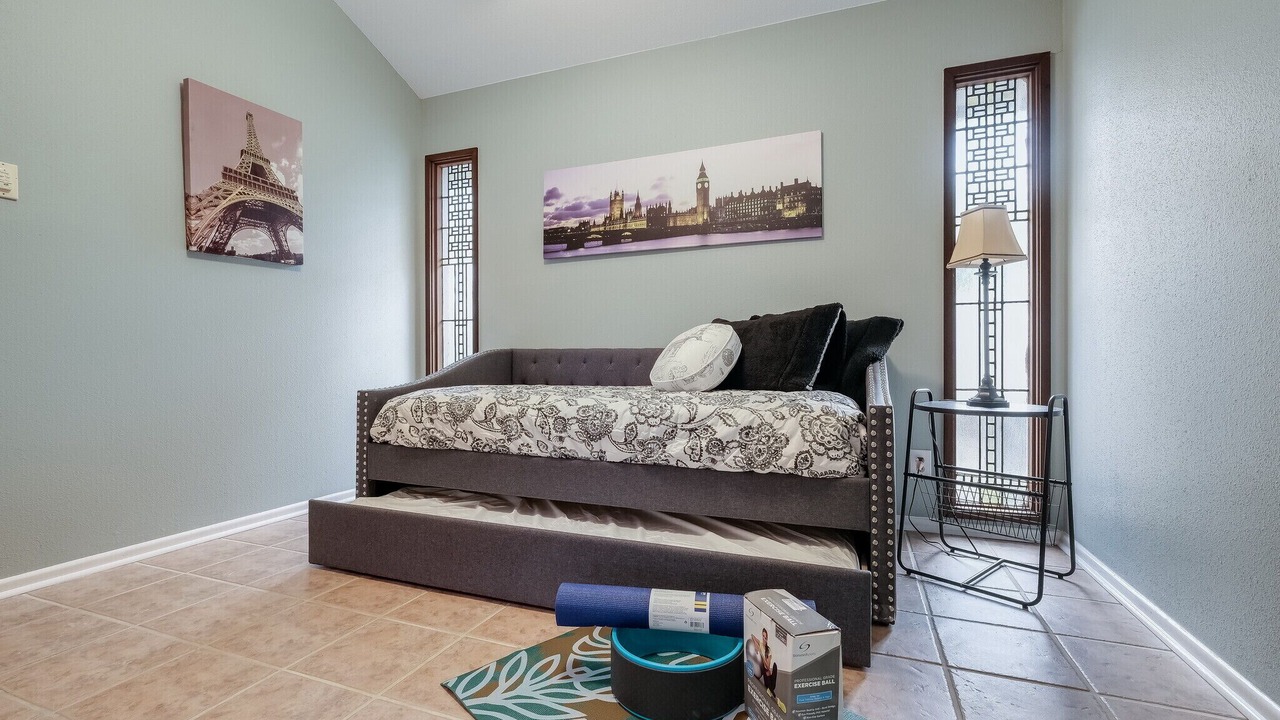 Photo of Livingroom in Oak Park - Northwood