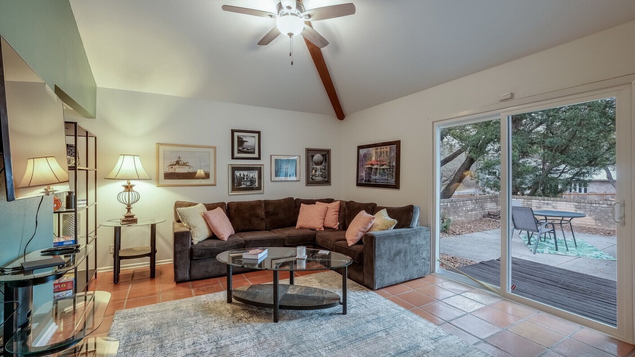Photo of Livingroom in Oak Park - Northwood