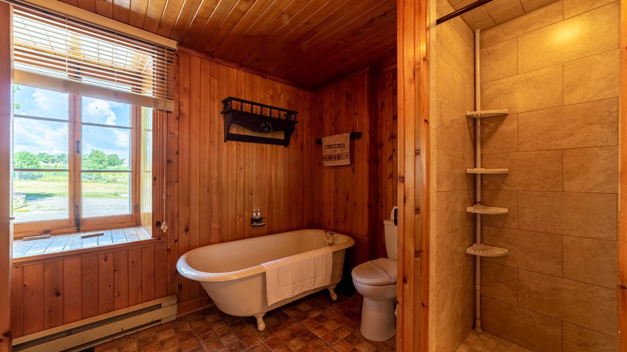 Photo of Bathroom in St-Francois-de-l'Ile-d'Orleans