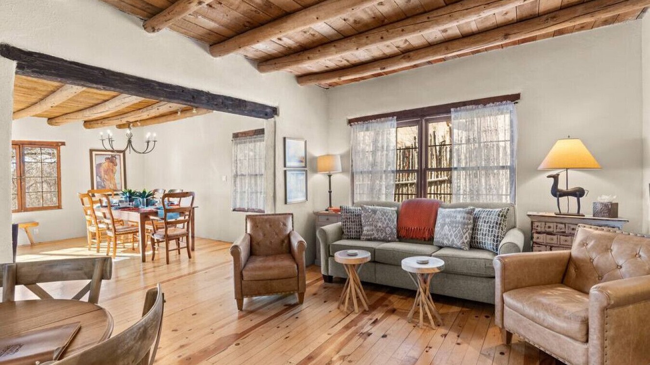 Photo of Livingroom in Historic Eastside